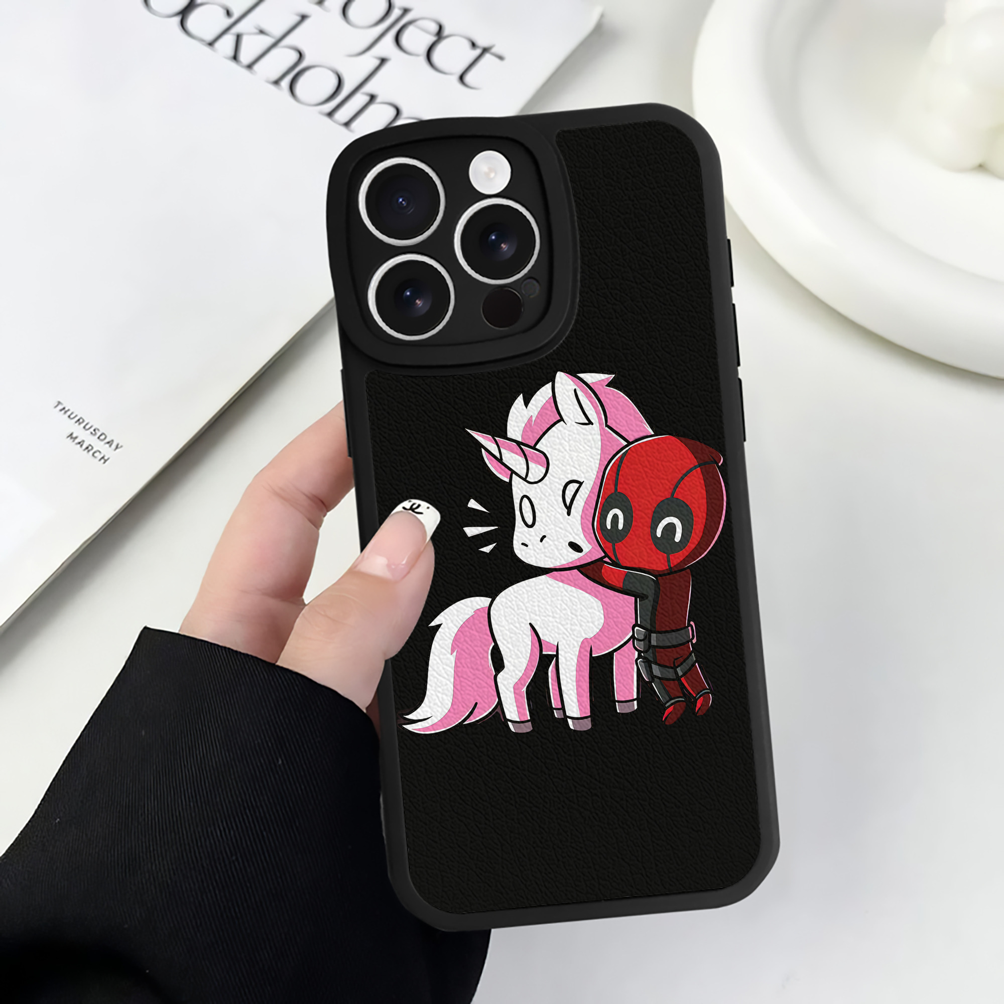 （画像用） Deadpool デッドプール 【iPhone 16シリーズ対応】シリコンスマホケース（レザー調） 材質：シリコン